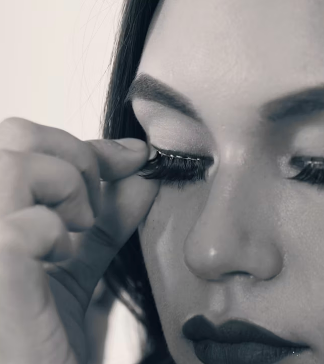 How To Apply False Eyelashes